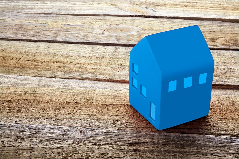 蓝色的房子在一张木桌上